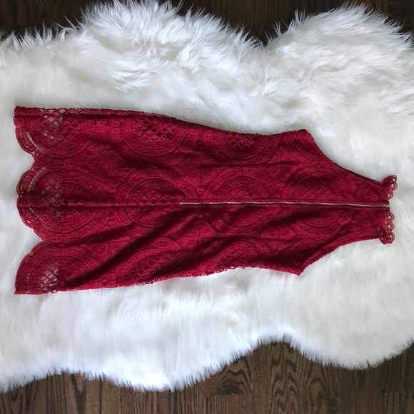 Crimson halter cut dress - Picture 3 of 4